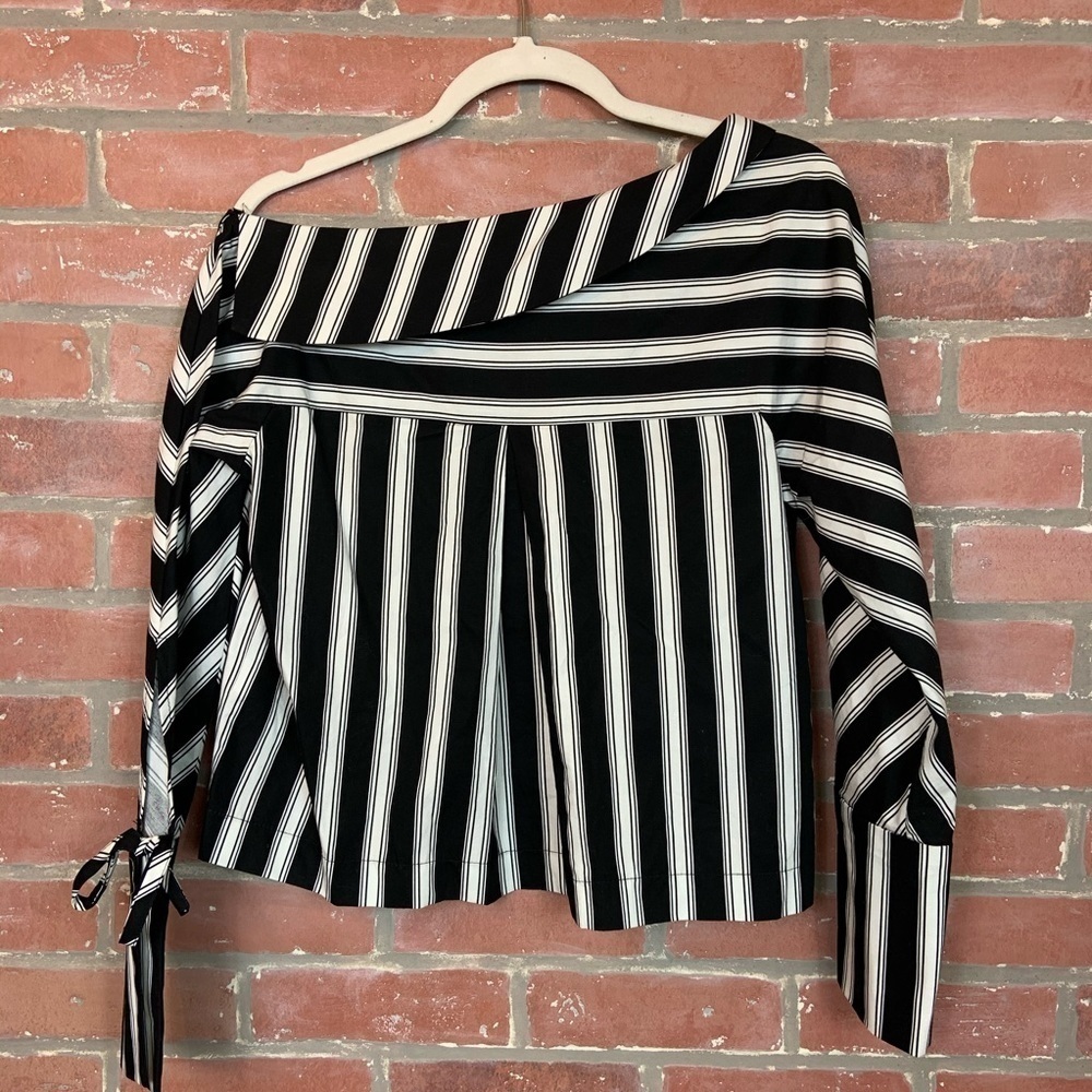 𝅺topshop asymmetrical Black and White top - Picture 5 of 7